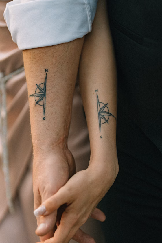 Boussoles assorties pour couple (tatouage fine line)