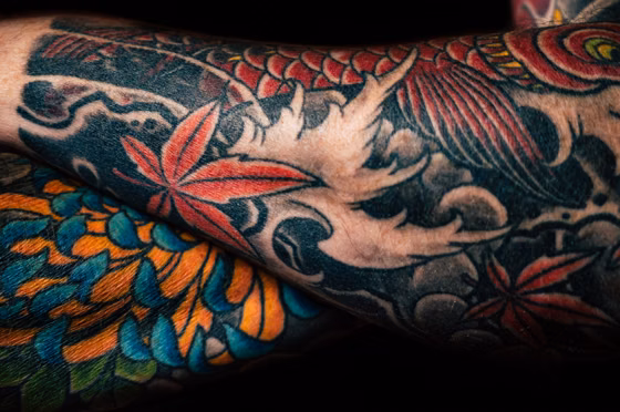 Manchette couleur, fleurs et vagues (tatouage néo-trad)