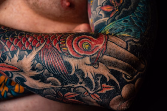 Dragon japonais en couleur sur le bras (tatouage japonais)
