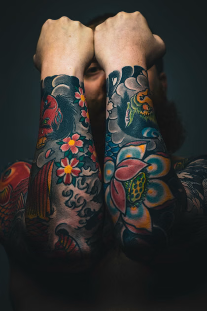 Carpe koï et fleurs sur l'avant-bras