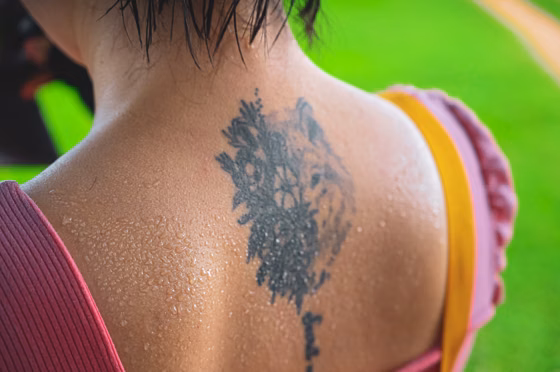 Loup réaliste sur l'omoplate (tatouage réaliste)