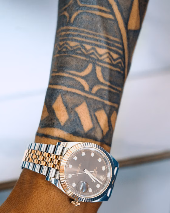 Motifs polynésiens sur l'avant-bras (tatouage polynésien)
