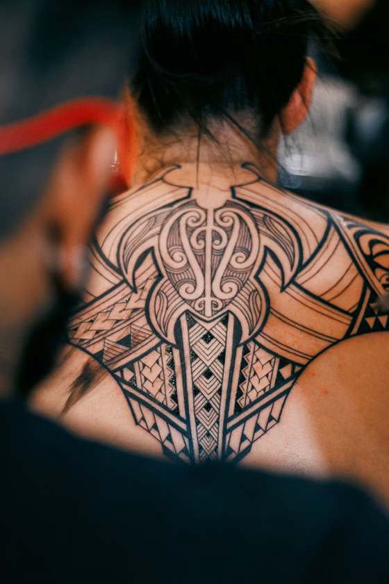 Tribal noir sur le dos (tatouage blackwork)