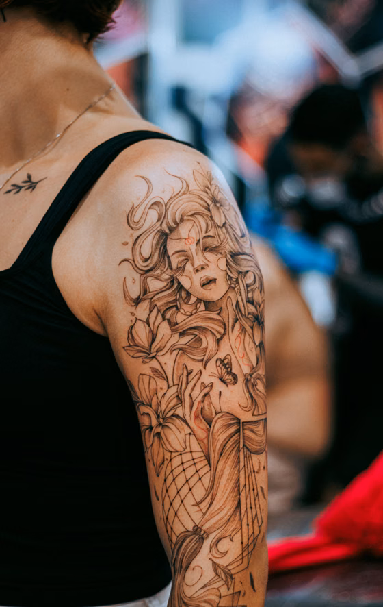 Portrait et fleurs, style illustratif (tatouage illustratif)