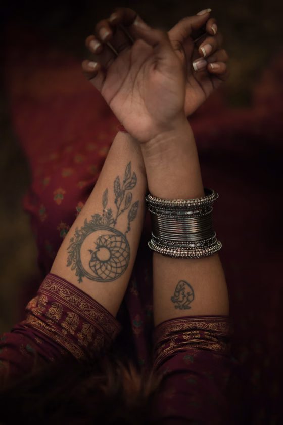 Motifs ornementaux indiens sur l'avant-bras (tatouage ornemental)