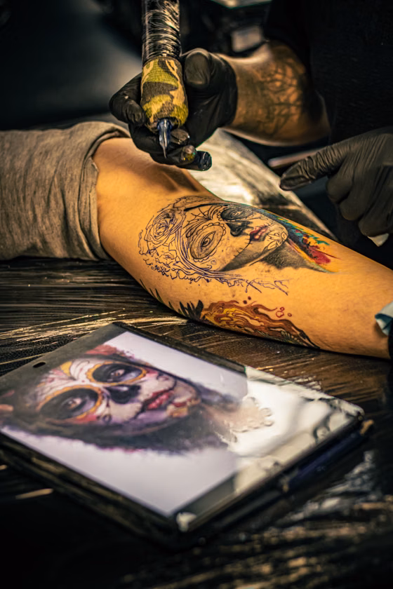 Día de los Muertos sur le bras (tatouage chicano)