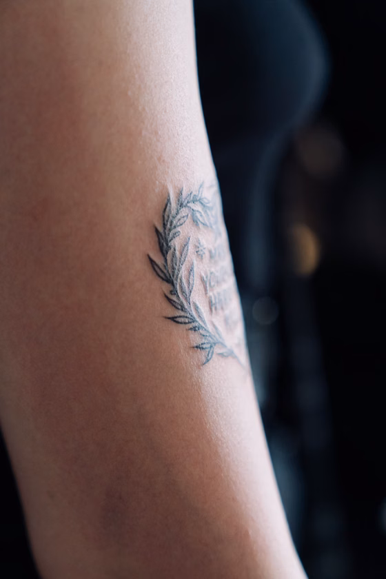 Feuille simple sur le bras (tatouage fine line)