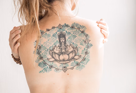 Bouddha et lotus sur le dos (tatouage ornemental)