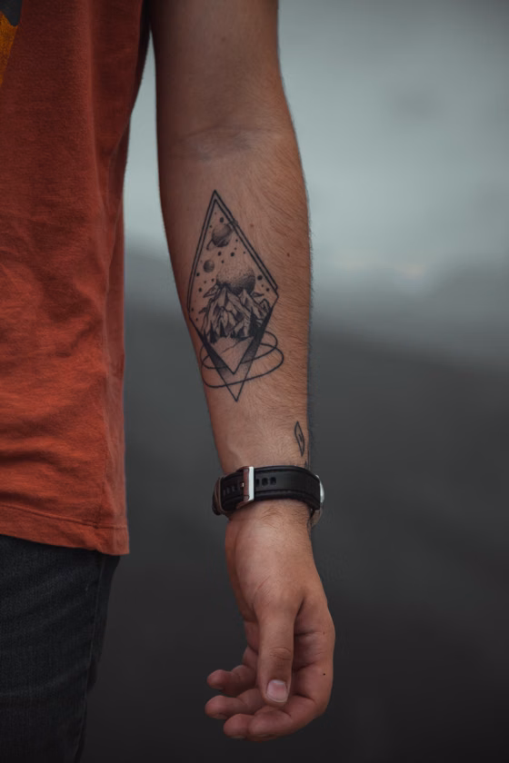 Montagne dans un losange (tatouage géométrique)