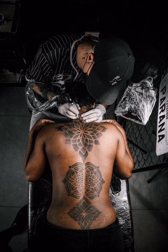 Pièce géométrique sur le dos (tatouage géométrique)