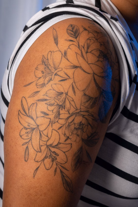 Illustration botanique sur l'épaule (tatouage illustratif)