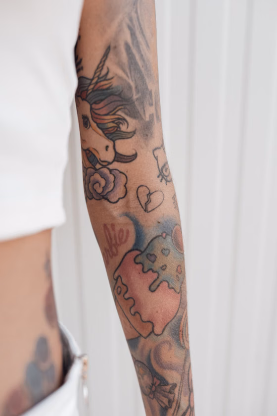 Bras couvert de motifs colorés (tatouage néo-trad)
